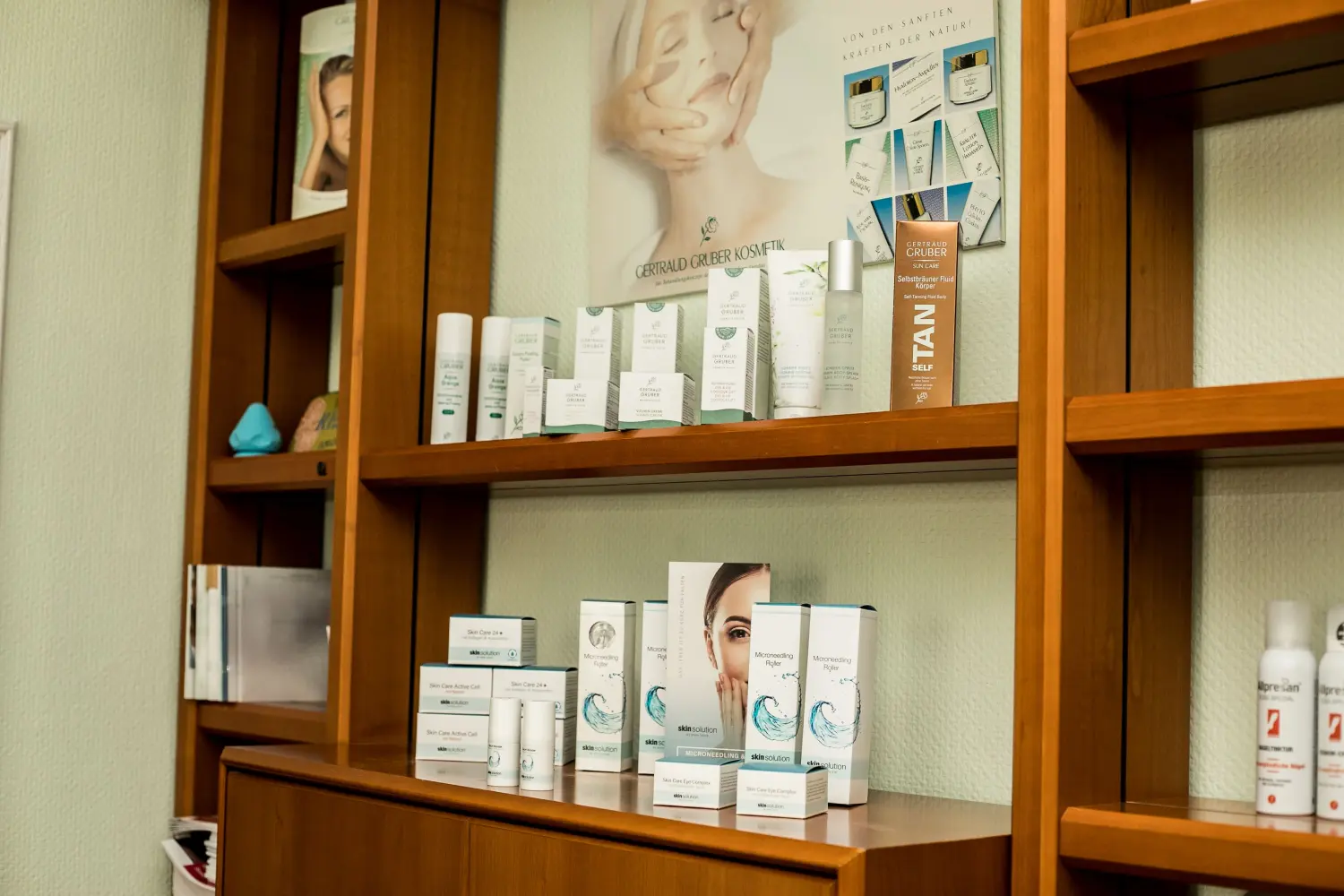 LaBella Kosmetikinstitut, Schönheitsprodukte im Regal angeordnet