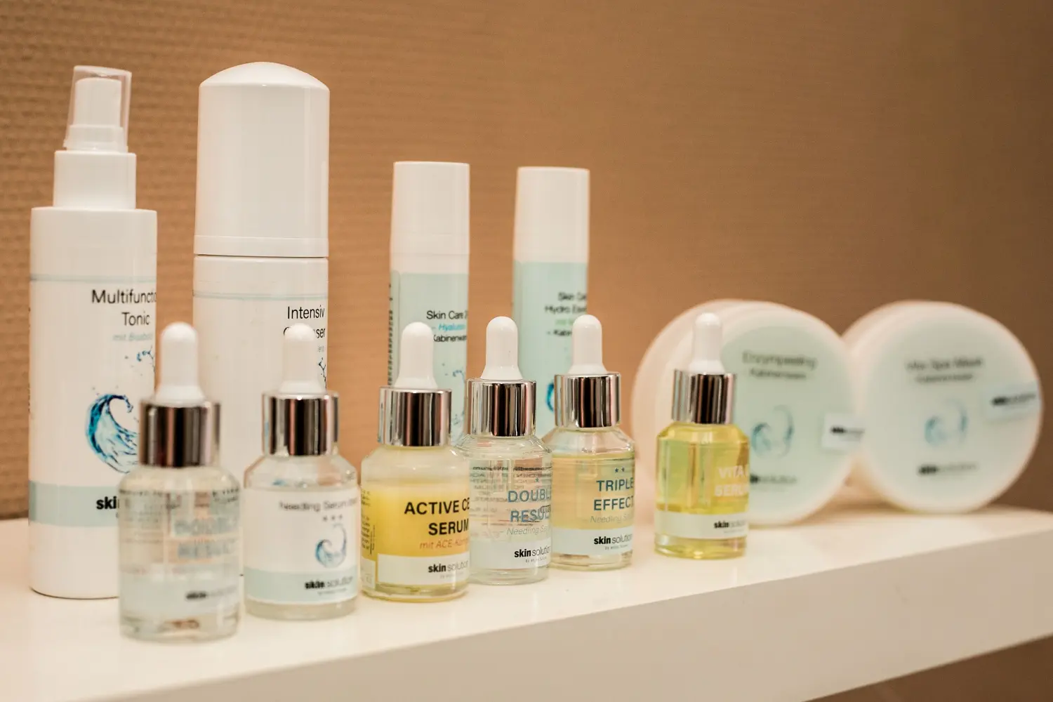 LaBella Kosmetikinstitut, Schönheitsprodukte im Regal angeordnet