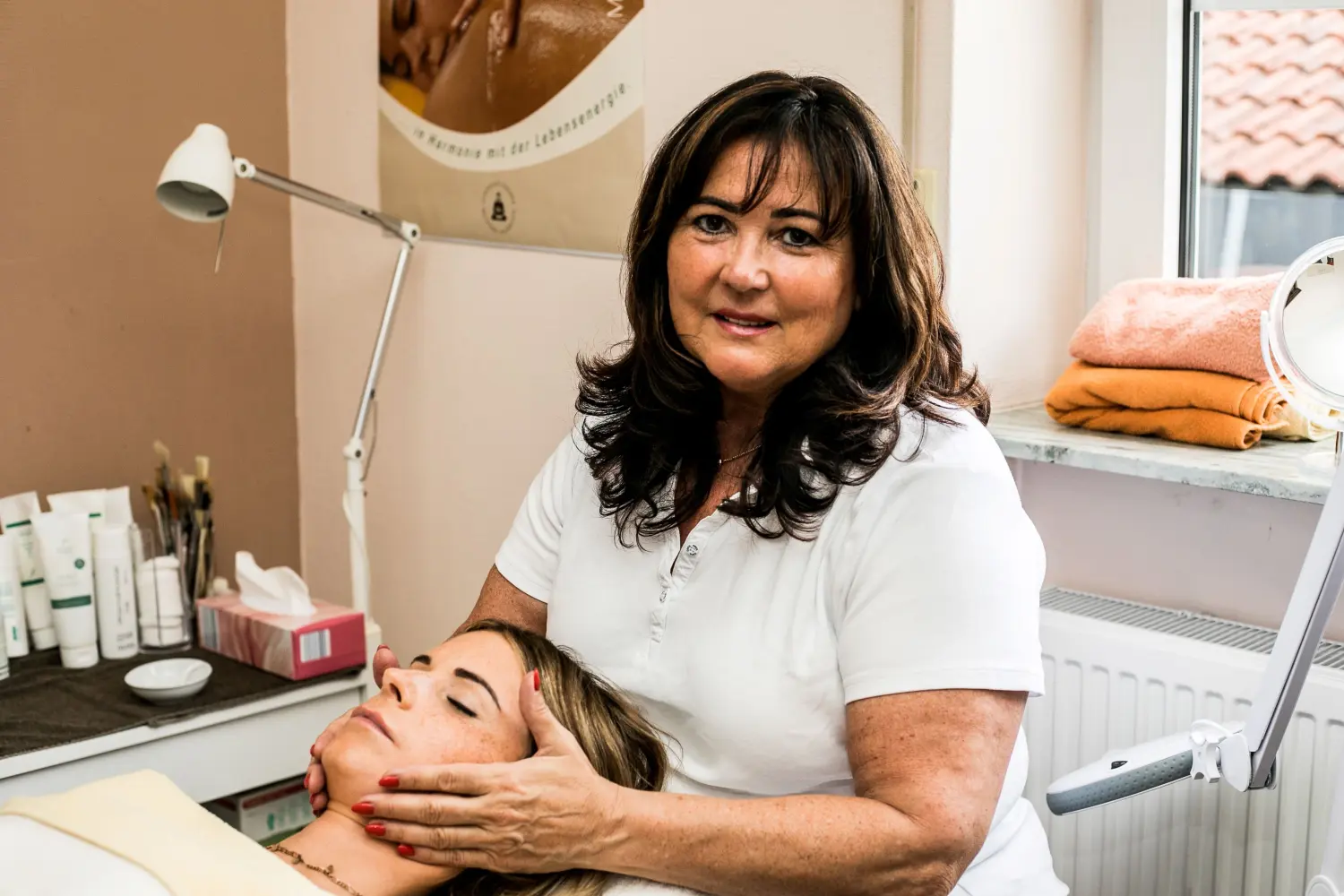 LaBella Kosmetikinstitut, Annette Ehl bei der Gesichtsbehandlung