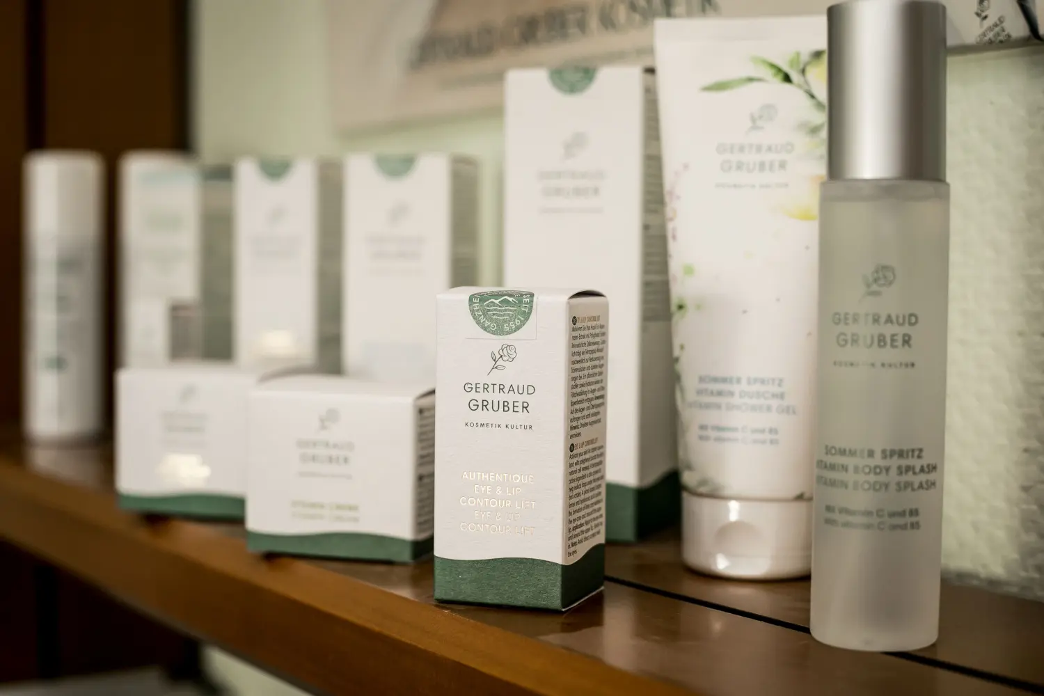 LaBella Kosmetikinstitut, Schönheitsprodukte im Regal angeordnet